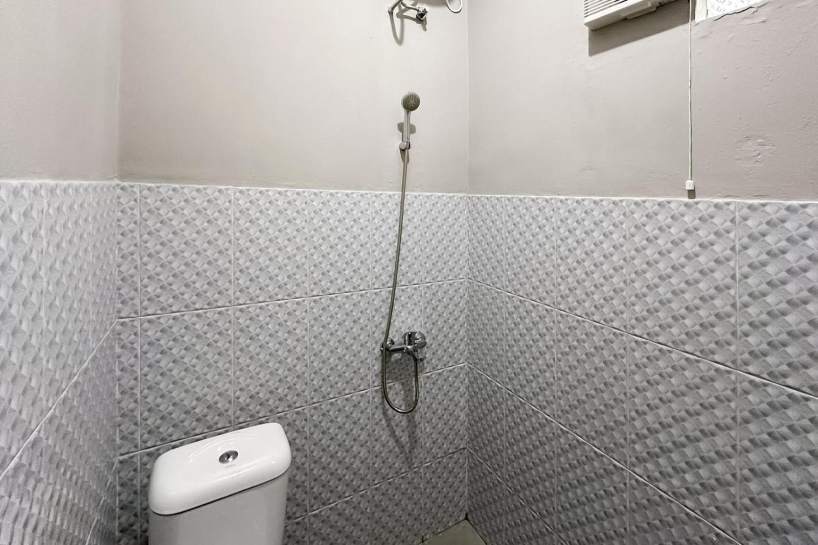 Hotel Reddoorz Near Maulana Yusuf Stadium