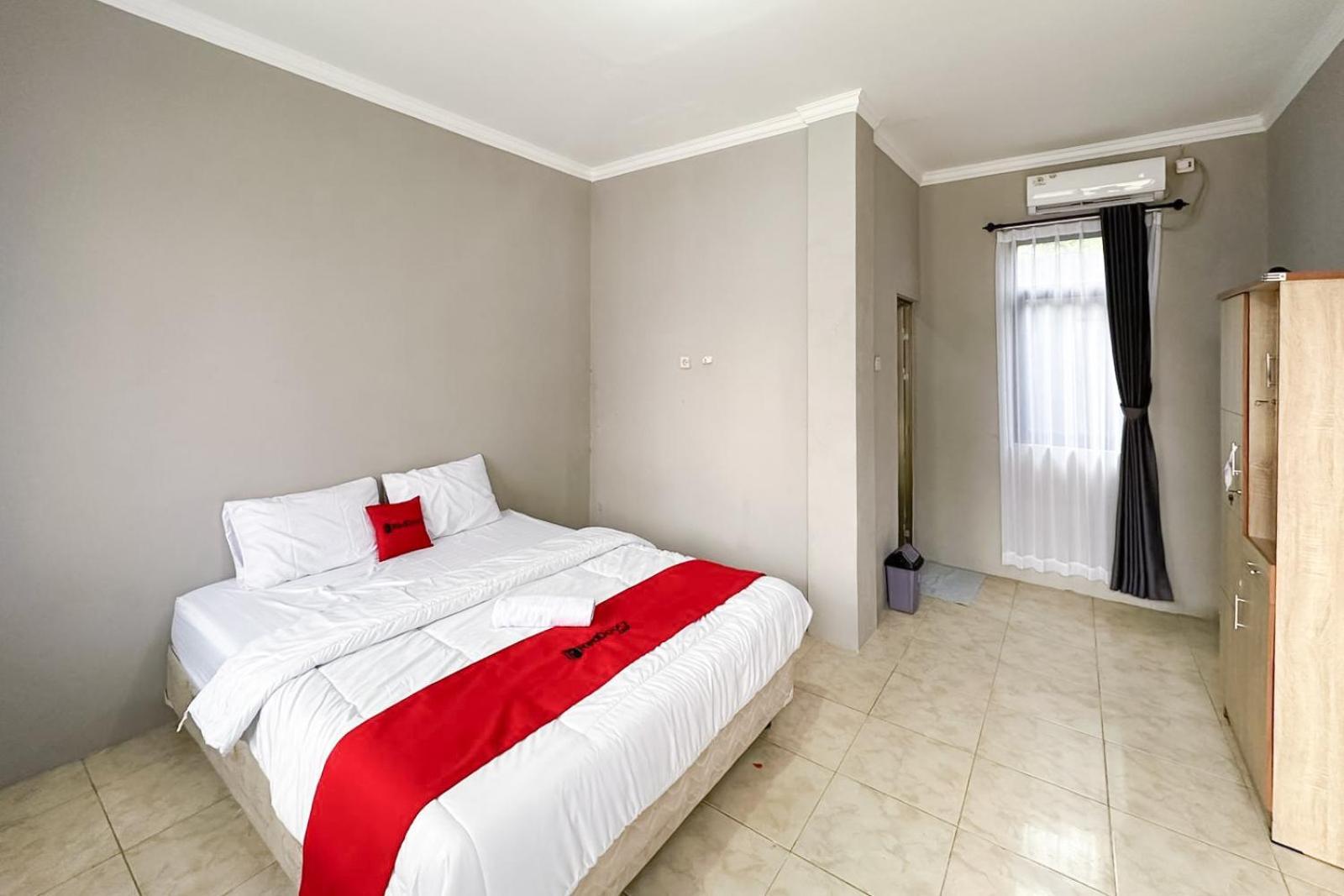 Hotel Reddoorz Near Maulana Yusuf Stadium 2*