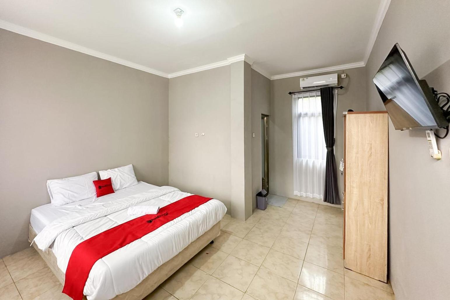 Hotel Reddoorz Near Maulana Yusuf Stadium