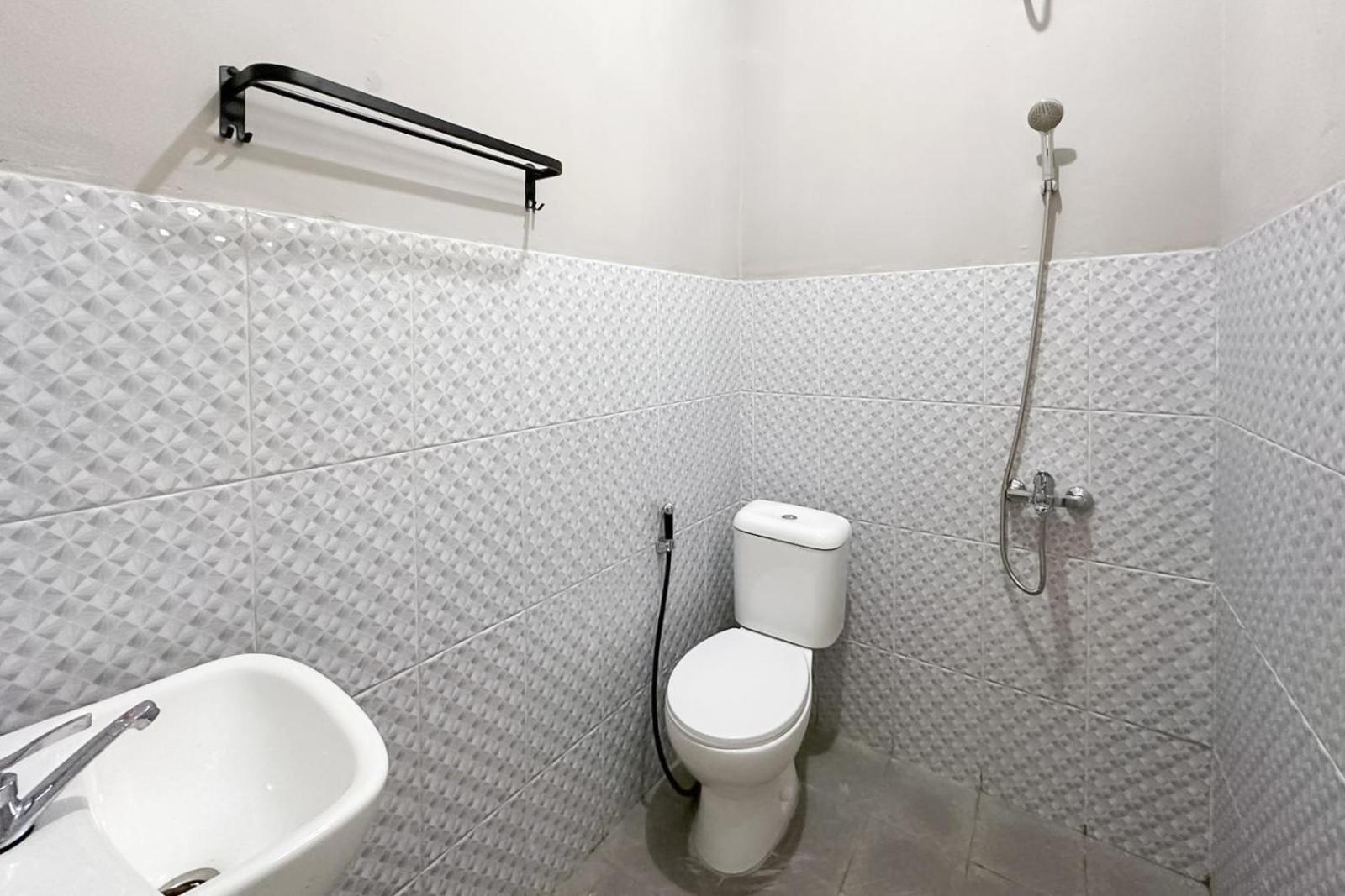 Hotel Reddoorz Near Maulana Yusuf Stadium 2*